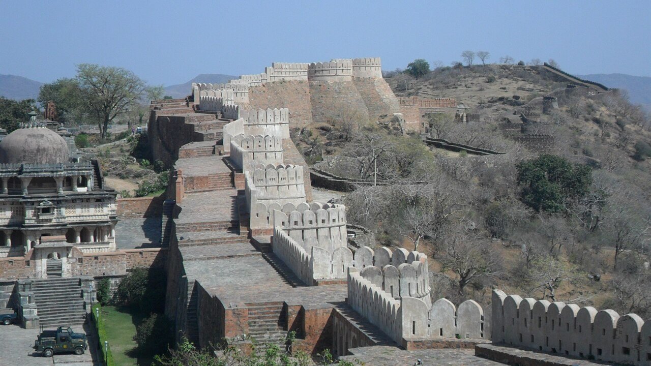 Real photograph of the Great Serpentine Wall of Kumbhalgarh Fort across the Aravalli hills